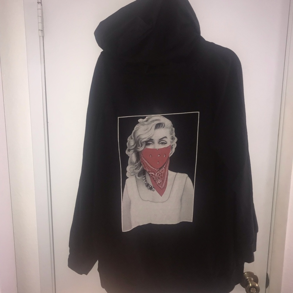 Plus sweater keyhole in front